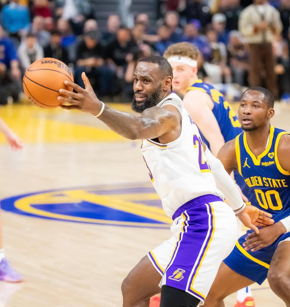  詹姆斯刷新里程碑，拜仁慕尼黑季后赛力克洛杉矶湖人，晋级概率达85％